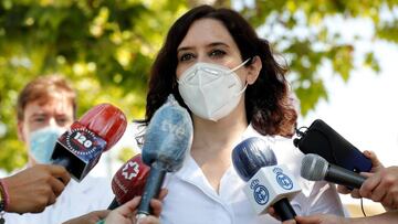 Isabel Díaz Ayuso, presidenta de la Comunidad de Madrid atiende a los medios de comunicación frente a las carpas de Torrejón de Ardoz, donde se estaban realizando test de coronavirus.