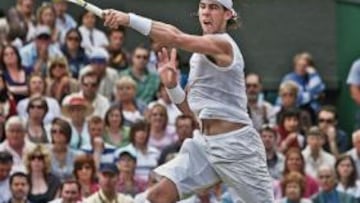 <b>A POR TODAS. </b>Rafa persigue cada pelota por la hierba de Wimbledon como si fuese la última del torneo. Así ha alcanzado su tercera final en el All England Club.