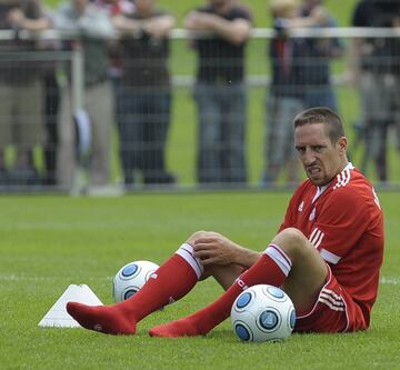 En verano de 2009, Ribery anunció a su llegada a la pretemporada su intención de abandonar el FC Bayern, que no creía en el proyecto que iban a formar con Louis Van Gaal. Estuvo ejercitándose en solitario y finalmente el jugador reculó y continuó en el club bávaro y convencido para la causa de Van Gaal que fichó a varios futbolistas que convencieron al galo y sobretodo con Arjen Robben como nuevo compañero para que ambos ocuparan los extremos para el ataque muniqués.