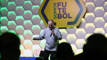 BRA03. RÍO DE JANEIRO (BRASIL), 08/05/16.- Fotografía cedida por la Confederación Brasileña de Fútbol (CBF), del entrenador argentino Marcelo Bielsa durante su intervención en la segunda edición del seminario 'Somos Fútbol' hoy, lunes 8 de mayo de 2017, en Río de Janeiro (Brasil). Bielsa reveló hoy que fue un "jugador frustrado" y que es un "apasionado" del fútbol, lo que le ha llevado a desarrollar una larga carrera como técnico y a asegurar que sólo existen "diez esquemas tácticos" en ese deporte. EFE/ Lucas Figueiredo/CBF/SOLO USO EDITORIAL/NO VENTAS/NO ARCHIVO