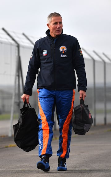 El Bloodhound SSC Supersonic diseñado por el aerodinamista de 87 años Ron Ayers en colaboración con Richard Noble, tiene previsto alcanzar el récord de los 1.609 kilómetros por hora en el desierto Hanskeen Pan de Sudáfrica.