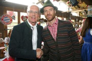 Xabi Alonso con Franz Beckenbauer.