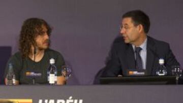 Bartomeu se dirige a Puyol durante el acto.