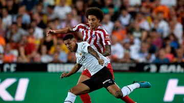 Axel Witsel presiona a Marcos André durante el encuentro ante el Valencia.