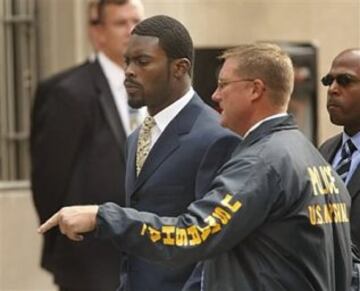Michael Vick: Fue uno de los grandes jugadores de la década de los 2000 en la NFL. Cuando estaba en el apogeo de su carrera fue condenado a 23 meses de prisión por organizar peleas de perros clandestinas en su casa.