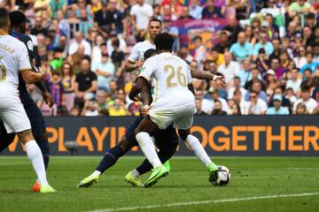 Memphis Depay marca el 2-0 al Elche.