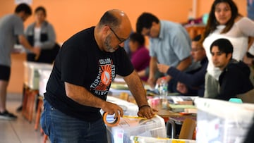 La Serena, 26 de octubre de 2024.
Vocales de mesa realizan el cierre y sellado de las urnas de votación asignada a su respectiva mesa en el Liceo Tecnico Marta Brunet, sector centro, La Serena.
Alejandro Pizarro Ubilla/Aton Chile