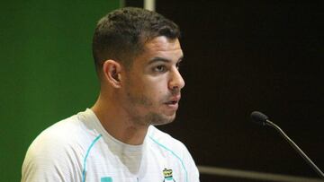 El defensa uruguayo compareció ante los medios después de la salida de su entonces técnico. Espera recuperar la confianza del equipo.