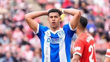 GIRONA, 05/04/2025.- El defensa uruguayo del Deportivo Alavés Santiago Mouriño (i) durante el partido de LaLiga entre el Girona y el Deportivo Alavés este sábado en el estadio Montilivi en Girona. EFE/ Siu Wu