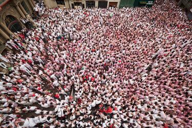 Ambiente previo al Chupinazo de San Fermín 2025, en la Plaza del Ayuntamiento, a 6 de julio de 2025, en Pamplona, Navarra (España).