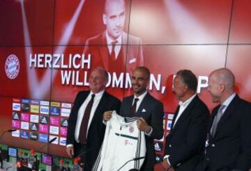 De izquierda a derecha: el presidente Uli Hoeness, Pep Guardiola, Karl Heinz Rummenigge y Matthias Sammer.
