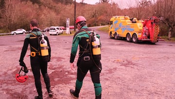Dos efectivos del Grupo Especial de Actividades Subacuáticas de la Guardia Civil (GEAS) participan en las labores de búsqueda y rescate de los pasajeros desaparecidos del autobús que ha caído al río Lérez , a 25 de diciembre de 2022, en el concello de Cerdedo-Cotobade, Pontevedra, Galicia, (España). Ayer sobre las 21.30 horas un autocar de la línea regular Vigo-Lugo, de la empresa Monbus, se precipitó desde un puente a 40 metros sobre el río lérez, los bomberos rescataron anoche al conductor, a una pasajera y a dos pasajeros fallecidos, en el autobús viajaban 9 personas pasajeros , esta mañana se ha encontrado otra persona muerta y  4 personas permanecen desaparecidas. El abundante caudal del río hizo parar las labores de búsqueda durante la noche que se han reanudado hoy.
25 DICIEMBRE 2022;SUCESO;LLUVIA;ACCIDENTE;RÍO;EMERGENCIA;RESCATE;112;BUZO;NEOPRENO;BOMBONA DE AIRE;
César Arxina   / Europa Press
25/12/2022