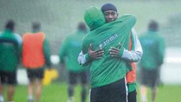 <b>NO PASA NADA </b>Mohamed Tchité,  muy tocado tras sus  fallos en boca de gol en el partido contra el Getafe, recibe el abrazo de  Marcelino  (con capucha).