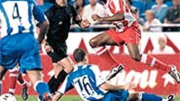 <b>UNA BALA PELIGROSA</b>. Musampa, que supera a Jaime, volvió a ser un auténtico peligro para el Deportivo en su jugadas por la izquierda.