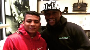 El boxeador nicarag&uuml;ense Rom&aacute;n &quot;Chocolatito&quot; Gonz&aacute;lez posa junto a Floyd Mayweather.