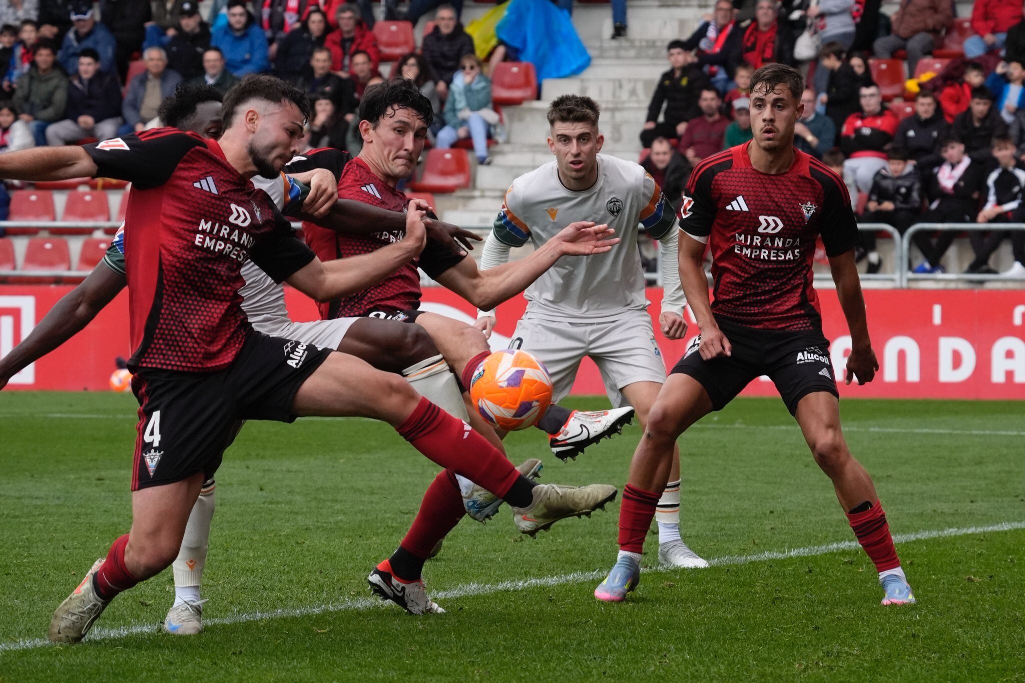 Un momento del partido entre Mirandés y Castellón.