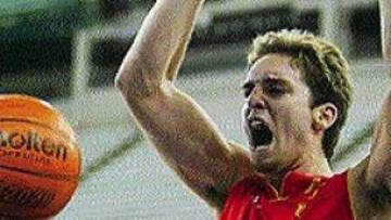 <b>EL ÚLTIMO HURRA.</B> Aún habrá más canastas como ésta de Pau Gasol con España: justo hasta Atenas.
