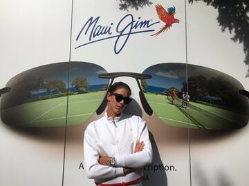 Garbiñe posa frente a un cartel de Maui Jim.