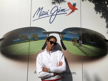 Garbi?e posa frente a un cartel de Maui Jim.
