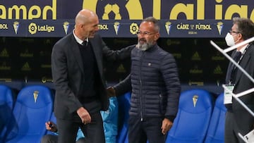 &Aacute;lvaro Cervera, a la derecha,conversa con Zinedine Zidane.