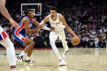 Victor Wembanyama conduce el balón frente a Isaac Jones de los Sacramento Kings.