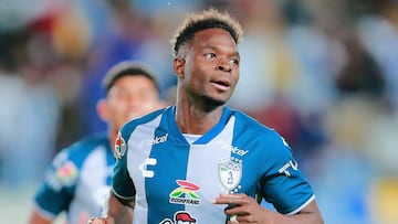 Avilés Hurtado celebra su gol de chilena con Pachuca