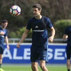 Xabi Prieto toca balón en Zubieta, pero no jugará el derbi