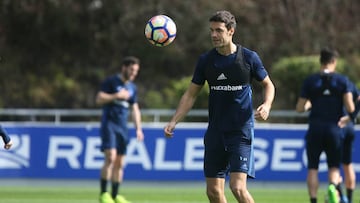 Xabi Prieto toca balón en Zubieta, pero no jugará el derbi