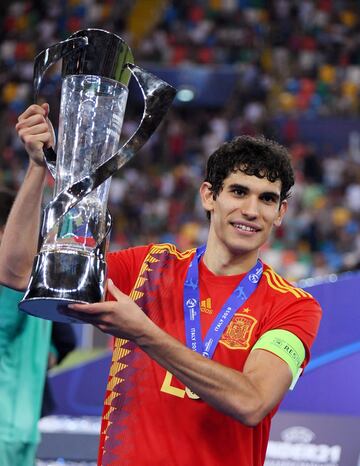 Jesús Vallejo con el trofeo.