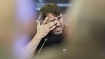 Eduardo Coudet se seca las l¨¢grimas durante su despedida como entrenador del Celta.