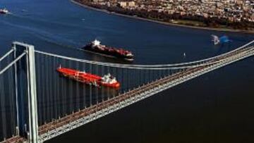 <b>¡NEW YORK, NEW YORK! </b>Miles de atletas sobre el puente Verrazano. En la imagen pequeña, el ganador, escoltado por sus delfines.