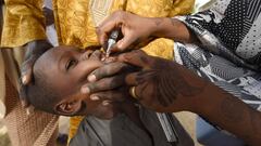 (FILES) In this file photo taken on April 22, 2017 A Health worker administers a vaccine to a child during a vaccination campaign against polio at Hotoro-Kudu, Nassarawa district of Kano in northwest Nigeria. - The World Health Organization (WHO) is to ce