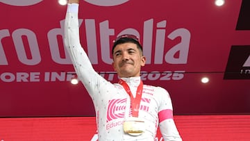 Cycling - Giro d'Italia - Stage 11 - Viareggio to Castelnovo ne' Monti - Italy - May 21, 2025 EF Education - EasyPost's Richard Carapaz celebrates on the podium with his medal after winning stage 11 REUTERS/Jennifer Lorenzini