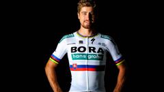 Peter Sagan posa con el maillot de campe&oacute;n de Eslovaquia 2018 que lucir&aacute; durante la pr&oacute;xima temporada.