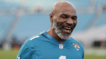 Mike Tyson posa antes del partido de NFL entre los Tennessee Titans y los Jacksonville Jaguars.