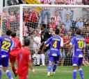 El Sporting ganó con golazo de Sangoy y error de Kameni