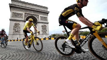 El ciclista danés de Jumbo-Visma, Jonas Vingegaard, con el maillot amarillo de líder general, pasa por el Arco del Triunfo durante la 21.ª y última etapa de la 110.ª edición de la carrera ciclista del Tour de Francia.