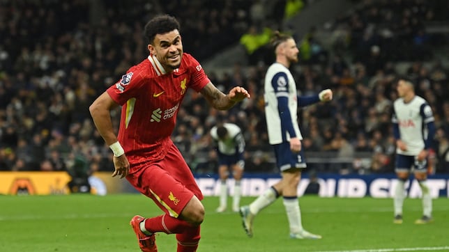 Díaz anota doblete y lidera un festín de Liverpool en Londres