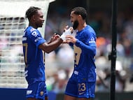 MEX9324. CIUDAD DE MÉXICO (MÉXICO), 12/04/2026.- Alvaro Angulo (i) y Olavio Vieira Dos Santos de Pumas celebran un gol este domingo, en un partido de la Liga MX entre Pumas y Mazatlán en el estadio Olímpico Universitario en Ciudad de México (México). EFE/ Alex Cruz