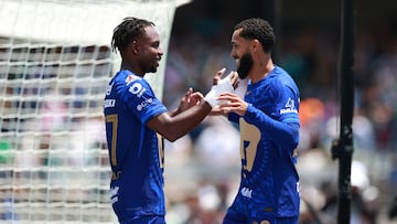 MEX9324. CIUDAD DE MÉXICO (MÉXICO), 12/04/2026.- Alvaro Angulo (i) y Olavio Vieira Dos Santos de Pumas celebran un gol este domingo, en un partido de la Liga MX entre Pumas y Mazatlán en el estadio Olímpico Universitario en Ciudad de México (México). EFE/ Alex Cruz
