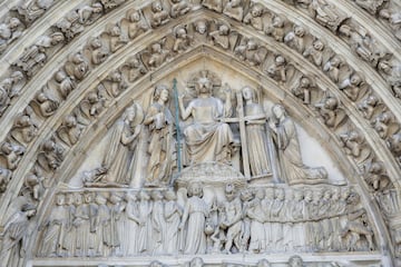 Esta fotografía muestra parte de un bajorrelieve en el exterior de la catedral de Notre Dame de París.