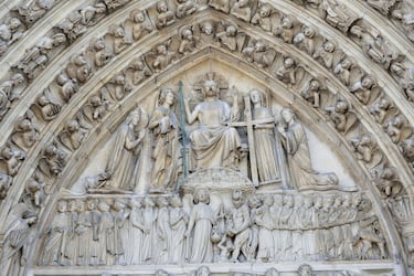 Esta fotografía muestra parte de un bajorrelieve en el exterior de la catedral de Notre Dame de París.