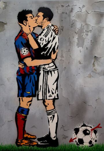 Ese amor prohibido entre Messi y Cristiano destap¨® diferentes pol¨¦micas. M¨¢s all¨¢ de lo controvertido de la escena, tambi¨¦n se habl¨® de qui¨¦n sirvi¨® de inspiraci¨®n para TVBoy. El origen se halla en una obra de Antonio de Felipe realizada dos a?os antes (2015). ¡®El beso¡¯ era una reinterpretaci¨®n de Banksy, hecha en graffiti, en la que el pintor sustituye a los dos polic¨ªas por los futbolistas. ¡°Buscaba expresar integraci¨®n, libertad... Se trata de un cuadro conciliador. Ha causado revuelo, pero est¨¢ hecho con mucho respeto¡±, matiz¨® el valenciano, que lo demostr¨® dejando en el aire la identidad de los protagonistas. Pronto se barajaron infinidad de nombres como los de Villa, Figo, Luis Enrique¡ ¡°Lo m¨¢s f¨¢cil para buscar la provocaci¨®n hubiera sido poner a Messi y Cristiano, pero me parec¨ªa demasiado obvio. Adem¨¢s, no quer¨ªa entrar en eso, cada uno tiene la sexualidad que le da la gana", dijo casi de forma premonitoria.