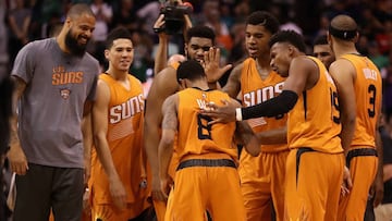 Tyler Ulis recibe la felicitaci&oacute;n de sus compa&ntilde;eros de los Phoenix Suns tras su canasta ganadora.