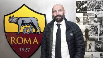 Monchi posa ante el escudo del Roma.