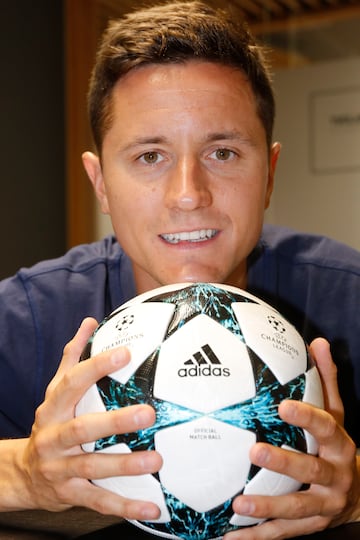 Ander posa con un balón.