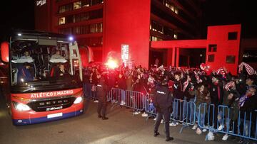 Recibimiento al Atlético antes de medirse al Barça en el Hilton.
LLEGADA CON RECIBIMIENTO DE SEGUIDORES