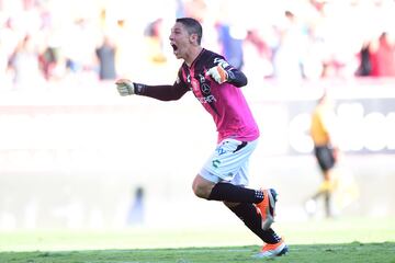 El equipo de Marcelo Michel sigue siendo una agradable sorpresa dentro del campeonato. Pese a que no mostró su mejor versión y por momento el partido se le complicó, Necaxa logró ganar en el último minuto gracias a la anotación de Dieter Villalpando. Además, los de Aguascalientes tenían un hombre menos por la expulsión de Luis Gallegos al minuto 39. Este último punto también hay que criticárselo al equipo de Juan Francisco Palencia. No es la primera vez que un equipo de ‘El Gatillero’ no logra aprovechar este tipo de ventajas y perdió su segundo partido del semestre.