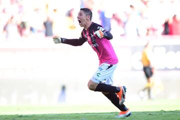 El equipo de Marcelo Michel sigue siendo una agradable sorpresa dentro del campeonato. Pese a que no mostró su mejor versión y por momento el partido se le complicó, Necaxa logró ganar en el último  minuto gracias a la anotación de Dieter Villalpando. Además, los de Aguascalientes tenían un hombre menos por la expulsión de Luis Gallegos al minuto 39. Este último punto también hay que criticárselo al equipo de Juan Francisco Palencia. No es la primera vez que un equipo de ‘El Gatillero’ no logra aprovechar este tipo de ventajas y perdió su segundo partido del semestre.