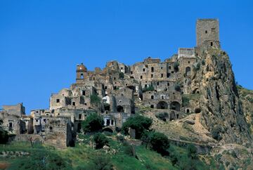 Fundada en el siglo VIII, la ciudad de Craco, en la cima de una colina, durante varios siglos la ciudad sufri terremotos, guerras y varias epidemias de peste negra. En 1963, un terremoto oblig a los habitantes a evacuar la ciudad. La localidad original se encuentra en un estado de deterioro lento, aunque sigue siendo un sitio popular para los visitantes. Incluso hay algunos festivales religiosos anuales que se celebran en Craco mientras que los turistas pueden disfrutar fuera de temporada de las ruinas de la ciudad y las vistas de los acantilados.